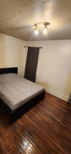 1 dormitorio con cama y techo en Charming English Tudor Lake union Seattle UW downtown en Seattle