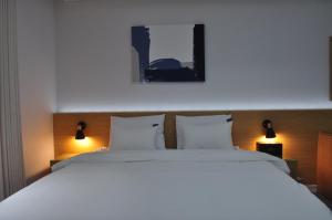 HOUND Hotel Sangmu客房内的一张或多张床位