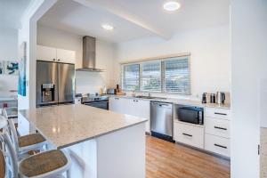 Η κουζίνα ή μικρή κουζίνα στο Yaringa -13 Seaview Street SWR- Full Linen Provided