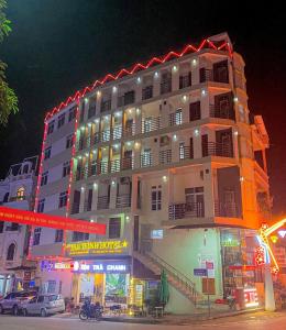 un edificio alto con luces en el costado. en Thái Thịnh Hotel, en Dồng Văn