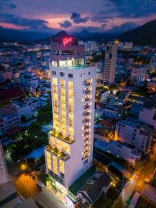 um edifício branco alto com luzes em cima em Gibson Hotel Nha Trang em Nha Trang