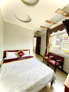 a bedroom with a bed and a window at Thái Thịnh Hotel in Dồng Văn