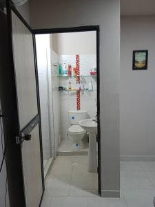 een badkamer met een toilet en een wastafel bij Confortable Aparta Estudio al Norte in Neiva