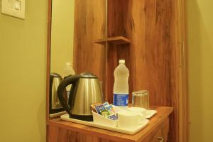 Rasha residency في كالباتّا: كونتر مع غلاية الشاي وزجاجة من الماء