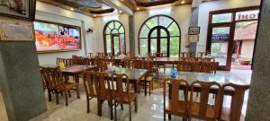 un ristorante con sala da pranzo con tavoli e sedie di Thap Tam Royal Hotel a Ninh Binh