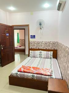 um quarto com uma cama num quarto em KHÁCH SẠN HOÀNG TRÍ 89 (HOANG TRI 89 HOTEL) em Hố Nai