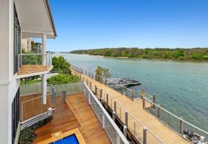 - une vue depuis le pont d'un bateau sur la rivière dans l'établissement Sunrise Cove Holiday Apartments by Kingscliff Accommodation, à Kingscliff