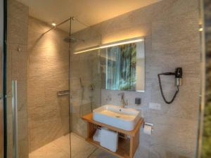 ein Bad mit einem Waschbecken und einer Dusche in der Unterkunft Holiday apartment in St Lorenzen in Floronzo