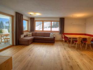 ein Wohnzimmer mit einem Sofa und einem Tisch in der Unterkunft Holiday apartment in St Lorenzen in Floronzo