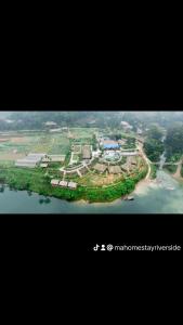 una vista aerea di un'isola in un fiume di Mạ Homestay riverside a Thanh Hóa