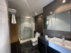 High Class 1BR at One Euphoria的一间浴室