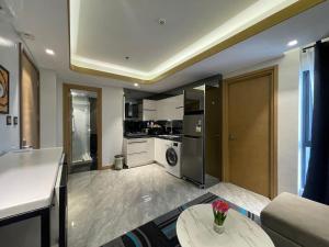 High Class 1BR at One Euphoria的厨房或小厨房
