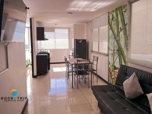 - un salon avec un canapé et une table dans l'établissement Aparthotel 2km Parque del Café BOOKUTRIP, à Montenegro