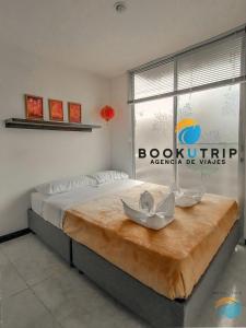 ein Schlafzimmer mit einem Bett mit zwei Schüsseln auf einem Tisch in der Unterkunft Aparthotel 2km Parque del Café BOOKUTRIP in Montenegro