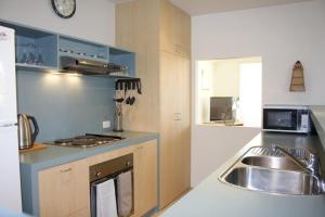 Kuchyň nebo kuchyňský kout v ubytování Lonsdale Shores + 10 fotografií