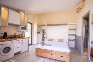 una piccola cucina con un letto in una camera di Small house in nature with splendid views 5 min from the beach and center a Calvi