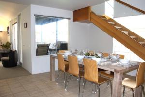 comedor con mesa de madera y sillas en Lonsdale Shores, en Point Lonsdale