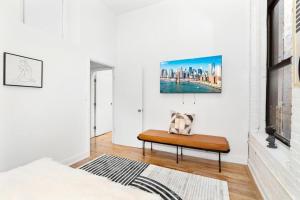 - un salon avec un banc devant une cheminée dans l'établissement Luxurious 3 Bedroom Apartment, à New York