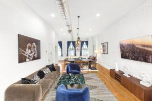 - un salon avec un canapé et une table dans l'établissement Luxurious 3 Bedroom Apartment, à New York