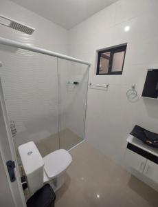 y baño blanco con ducha y aseo. en Ap 2 quartos climatizados 5min Praia de BC acesso as Praias, en Camboriú
