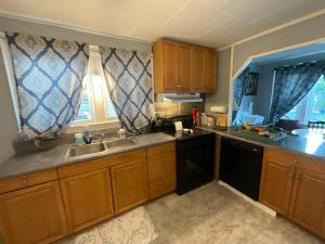 Cozy and spacious all inclusive main level apartment in a multi unit homeにあるキッチンまたは簡易キッチン