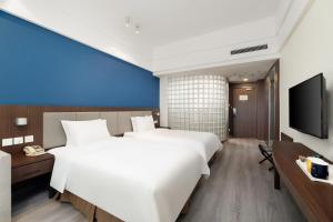 Rúm í herbergi á Holiday Inn Express Chengdu Wuhou, an IHG Hotel