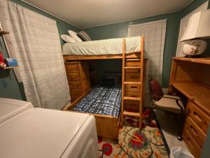 Cozy and spacious all inclusive main level apartment in a multi unit homeにあるベッド
