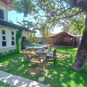 patio con mesa y sillas en P&M Final Option Beach Resort en San Juan
