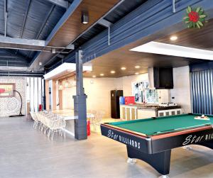 Meja biliard di Hardin Private Villas and Events Place