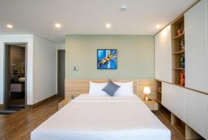 Ліжко або ліжка в номері FIRST Studio Hotel Da Nang