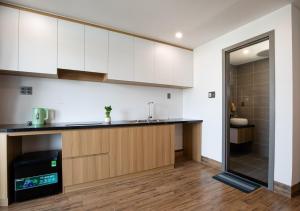Кухня або міні-кухня у FIRST Studio Hotel Da Nang