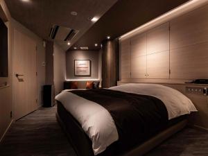 a bedroom with a large bed in a room at Y-HOTEL - Vacation STAY 22330v in Hiroshima