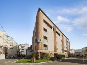 广岛Y-HOTEL的侧面有钟的建筑物