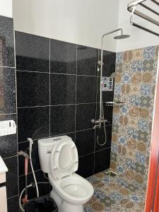 e bagno con servizi igienici e doccia. di ORIANA Đà Lạt a Da Lat