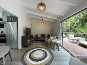 un soggiorno con divano e una cucina di Tui Cottage - Waiheke Escapes a Onetangi