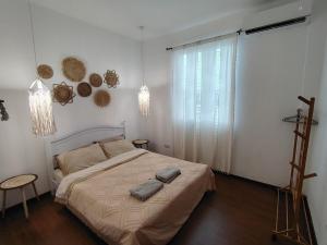 1 dormitorio con 1 cama con 2 almohadas en JNJ Miri Homestay - Miri Serene Shangrila, Luak with 4-bedroom en Miri