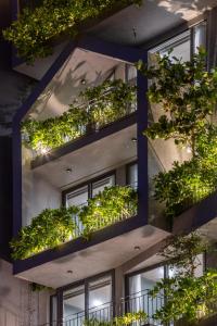 un edificio con plantas a su lado en The Leaf Boutique en Da Nang