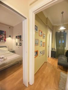 ein Schlafzimmer mit einem Bett und ein Wohnzimmer in der Unterkunft ATHENS CITY THEMIS 4 in Athen