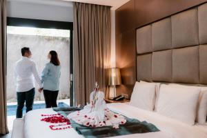 Amaroossa Suite Bali客房内的一张或多张床位