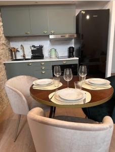 Nhà bếp/bếp nhỏ tại Appartement à deux pas des arènes de Nîmes