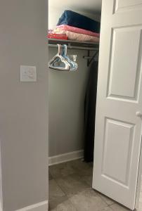 een deur die toegang geeft tot een kast met een bed bij Sunny Girasol Garden in Broadview