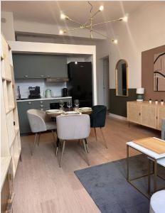 Nhà bếp/bếp nhỏ tại Appartement à deux pas des arènes de Nîmes