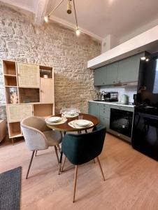 Nhà bếp/bếp nhỏ tại Appartement à deux pas des arènes de Nîmes
