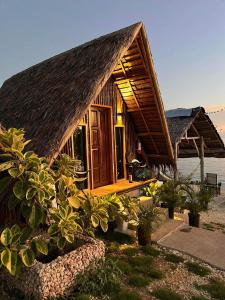 ein kleines Holzhaus mit großem Dach in der Unterkunft KADIJ Guest House in San Juan