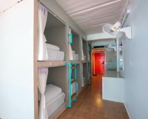 ein Zimmer mit vier Etagenbetten und einem Flur in der Unterkunft Base Ao Nang Beachfront Party Hostel 18-35 Years Old Only in Ao Nang Beach