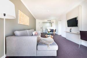 Uma televisão e/ou sistema de entretenimento em 'Towering Palms' Resort-style Apartment with a Separate Studio