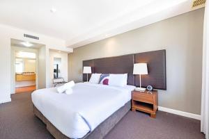 Uma cama ou camas num quarto em 'Towering Palms' Resort-style Apartment with a Separate Studio