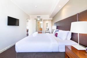 Uma cama ou camas num quarto em 'Towering Palms' Resort-style Apartment with a Separate Studio