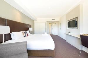 Uma cama ou camas num quarto em 'Towering Palms' Resort-style Apartment with a Separate Studio