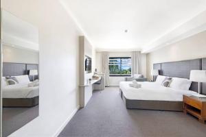 Uma cama ou camas num quarto em 'Towering Palms' Resort-style Apartment with a Separate Studio